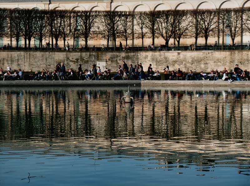 BUISSON Arlette : Reflets sur le bassin des Tuileries / 2015 | Cliquer ici pour revenir à la page précédente